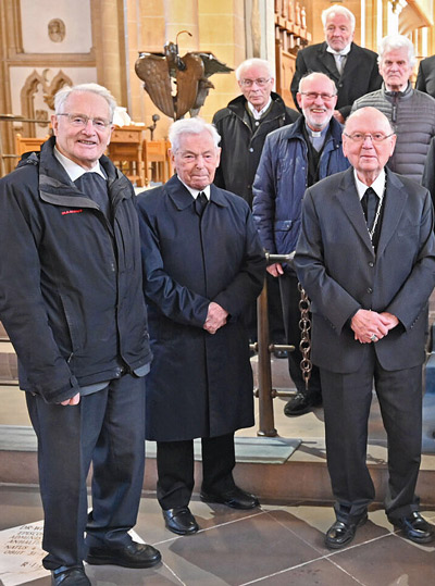 Willi Kraning (links) und Bischof Leo Nowak (rechts) zusammen mit anderen Weihekollegen