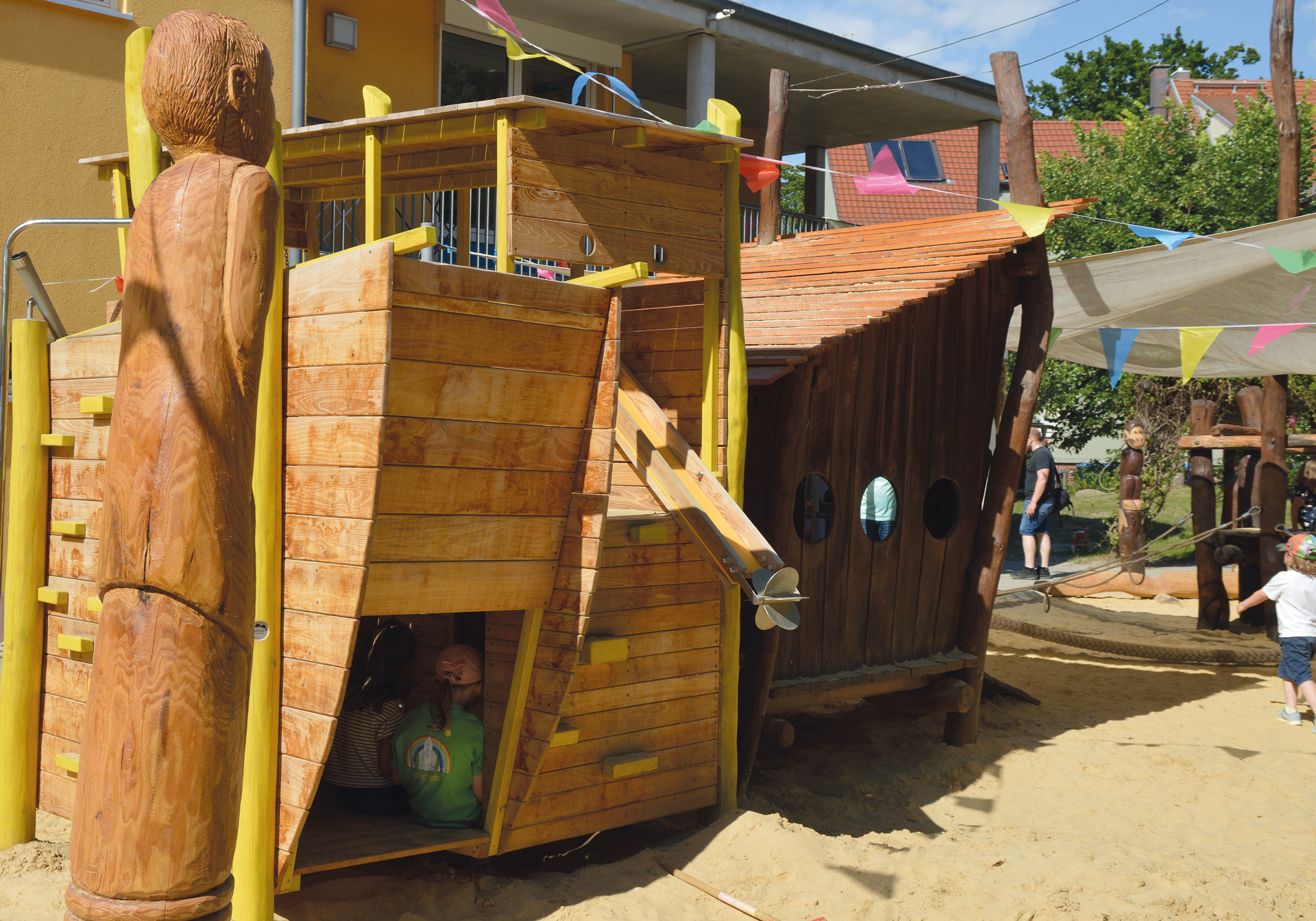 Holzschiff auf dem Spielplatz der katholischen Kita in Wittenberg
