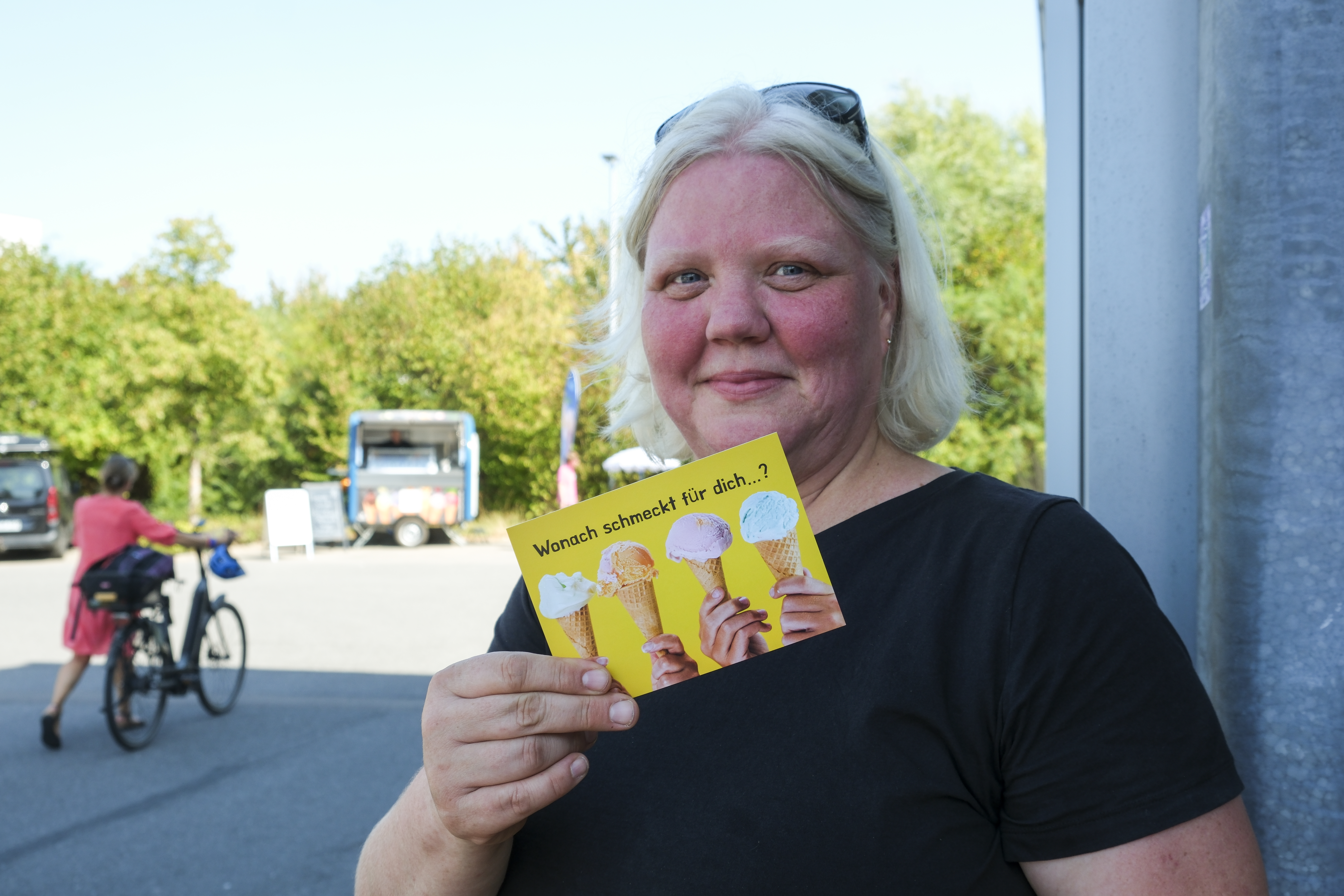 Eine Frau steht mit einer Impulskarte 