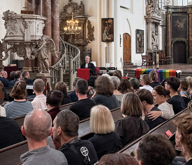 Trauernde bei einer ökumensichen Andacht nach dem Anschlag auf den CSD Berlin in der Berliner Marienkirche