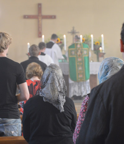 Frauen mit Gebetsschleier in einer lateinischen Messe in Görlitz