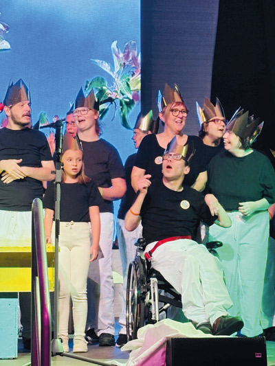 Darsteller eines inklusiven Theaterstücks auf der Bühne in Zeitz