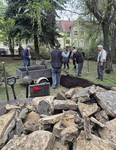 Männer bei der Gartenarbeit