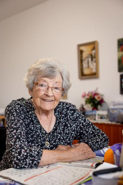 eine alte Frau löst Kreuzworträtsel