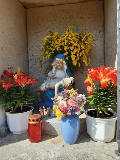Bildstock mit einer Marienstatue