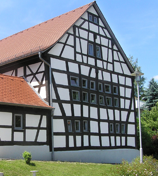 Fachwerkgebäude vor blauem Himmel