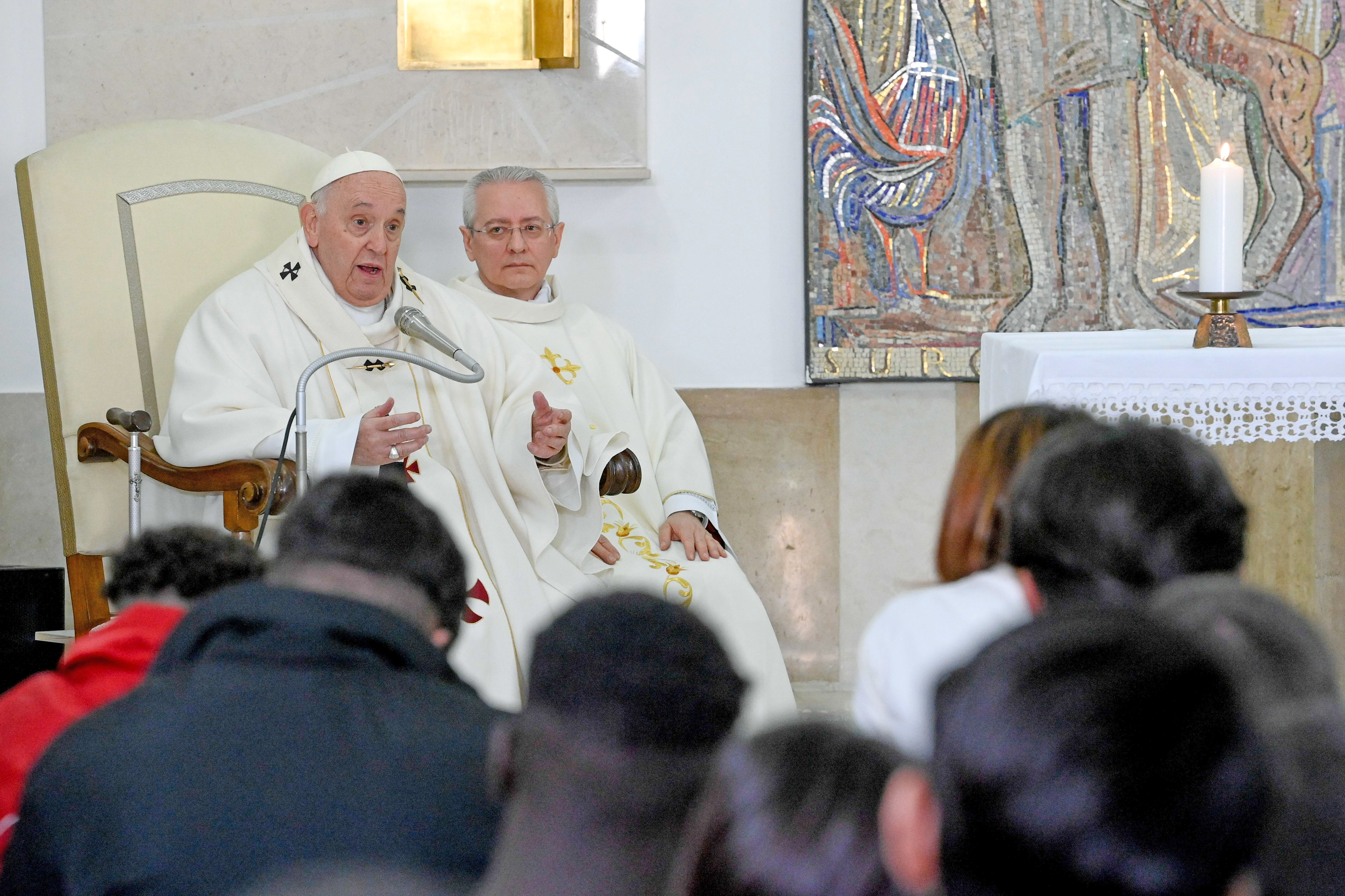 Papst Franziskus bei seinem Besuch im Gefängnis Casa del Marmo an Gründonnerstag 2023