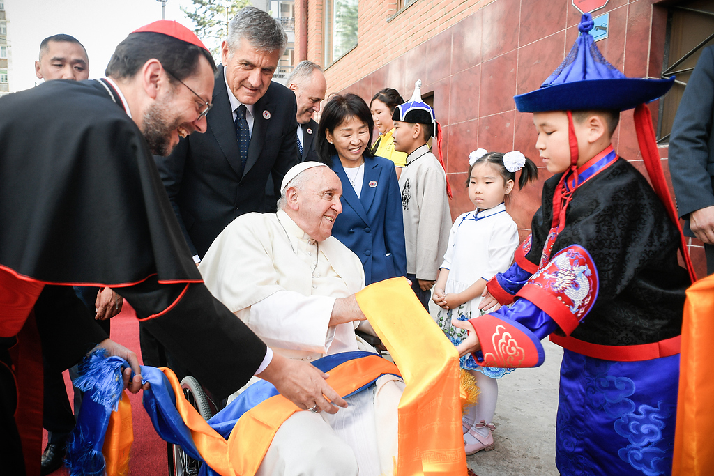 Papst Franziskus wird von Kindern begrüßt