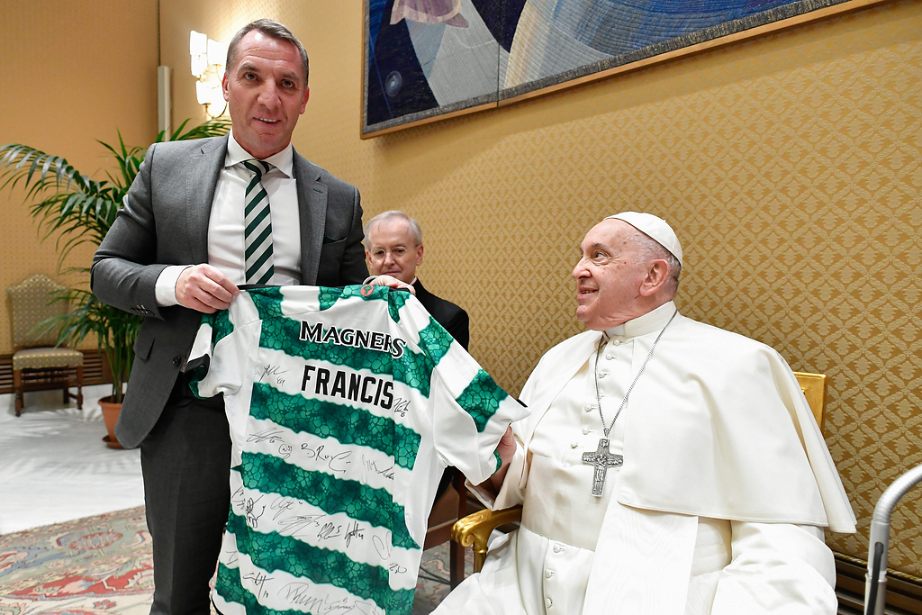 Schottische Fußballer von Celtic Glasgow überreichen Papst Franziskus ein Trikot