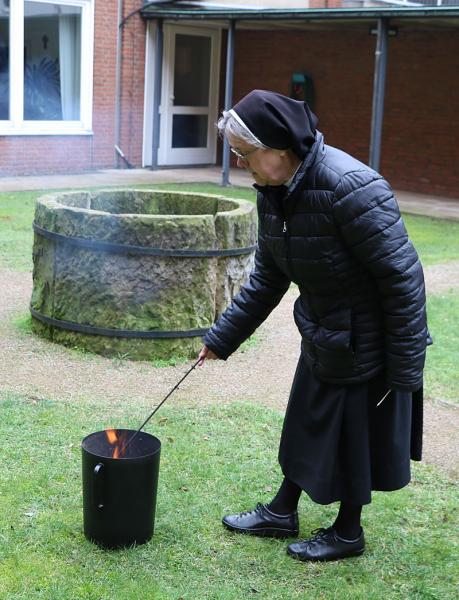 Ordensfrau macht Feuer im Pfarrgarten