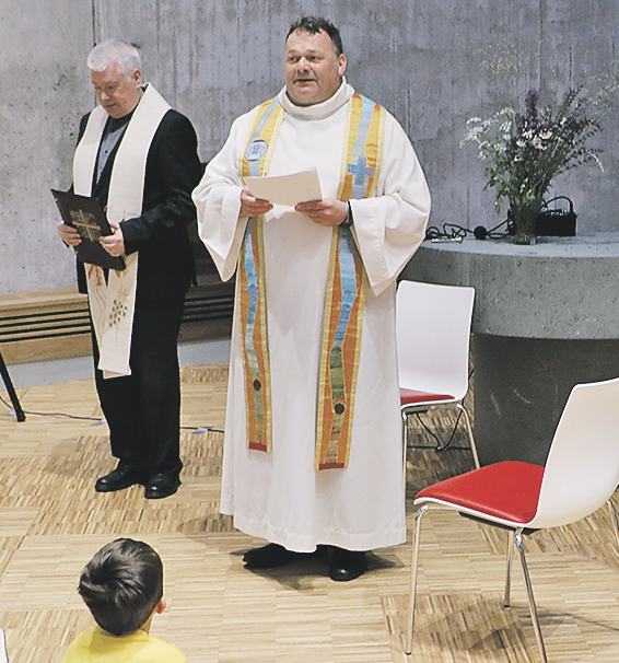 Regens Jürgen Wätjer und Pfarrer Stefan Langer segneten die Räume.