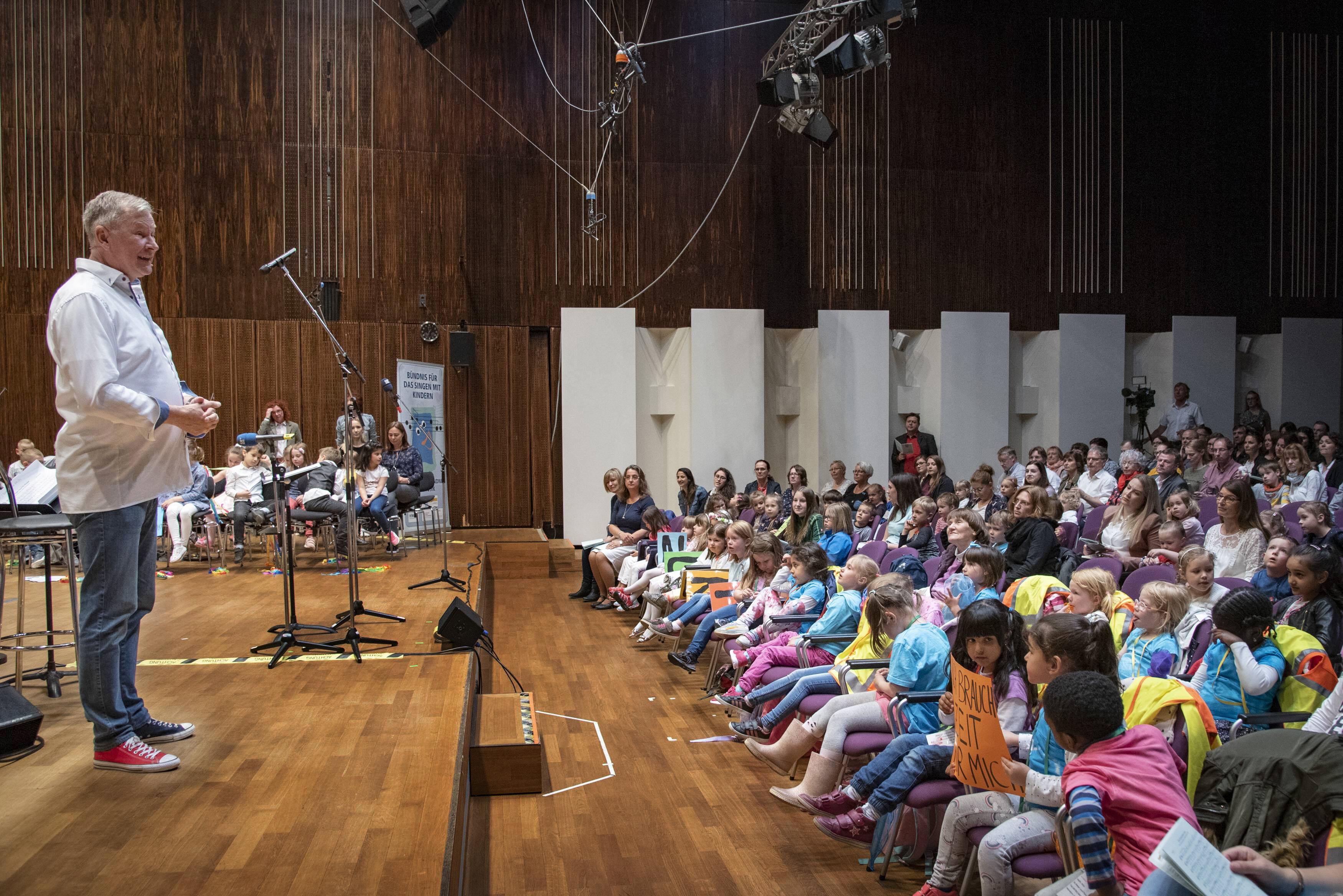 Reinhard Horn auf der Bühne vor vielen Kindern