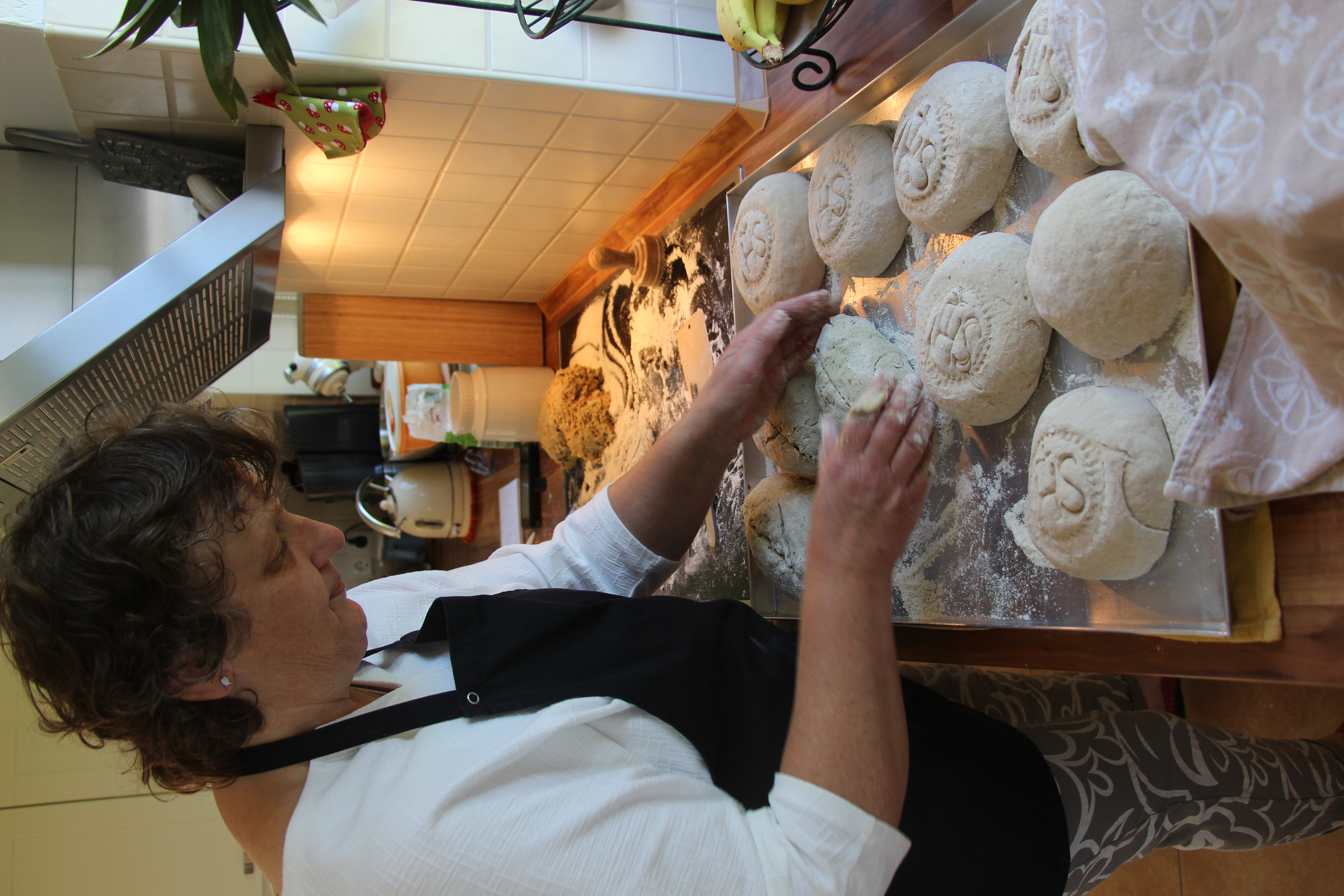 Eine Frau formt Brote