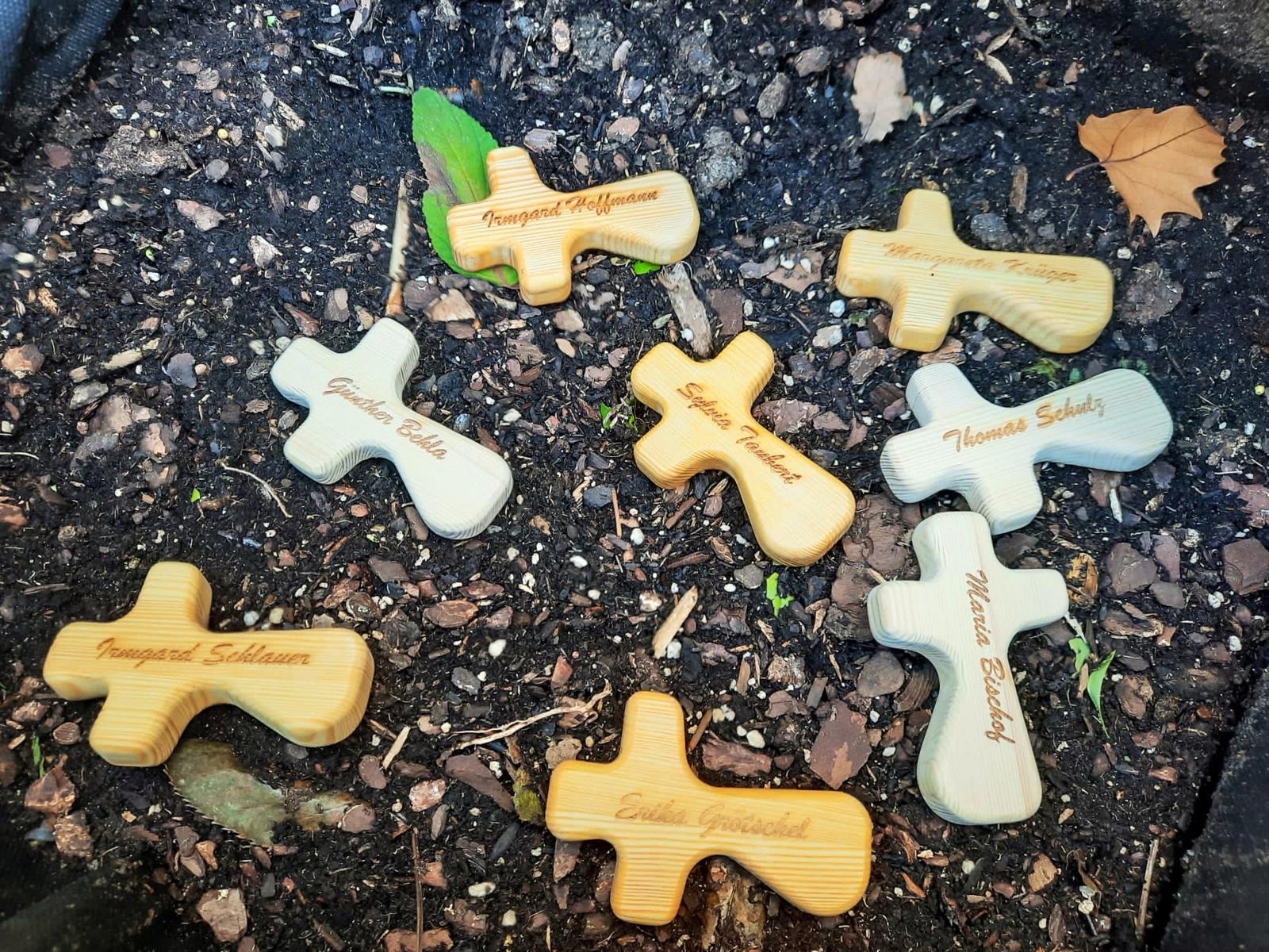 Erinnerungsort: Kreuze mit Namen