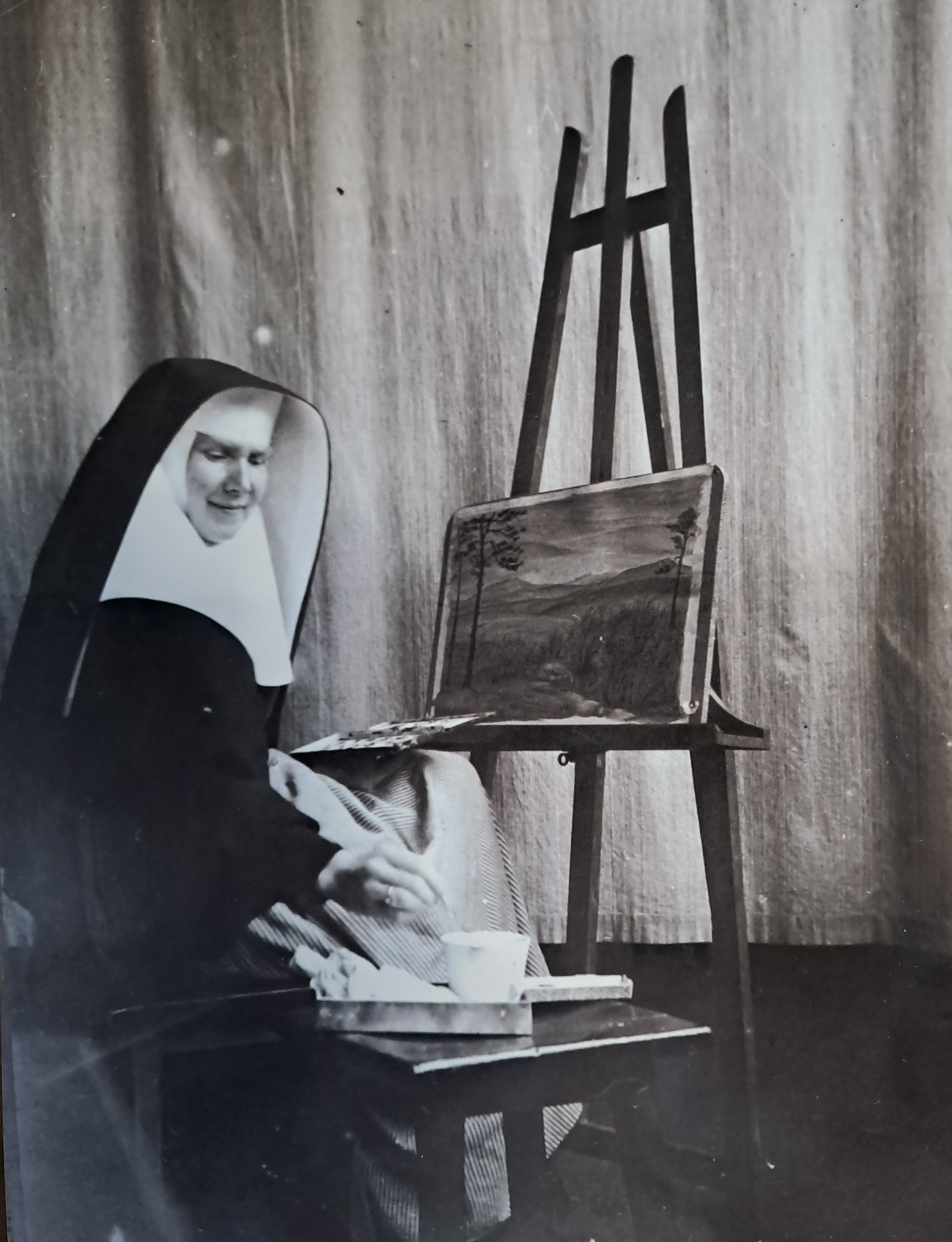 eine Ordensfrau an der Staffelei