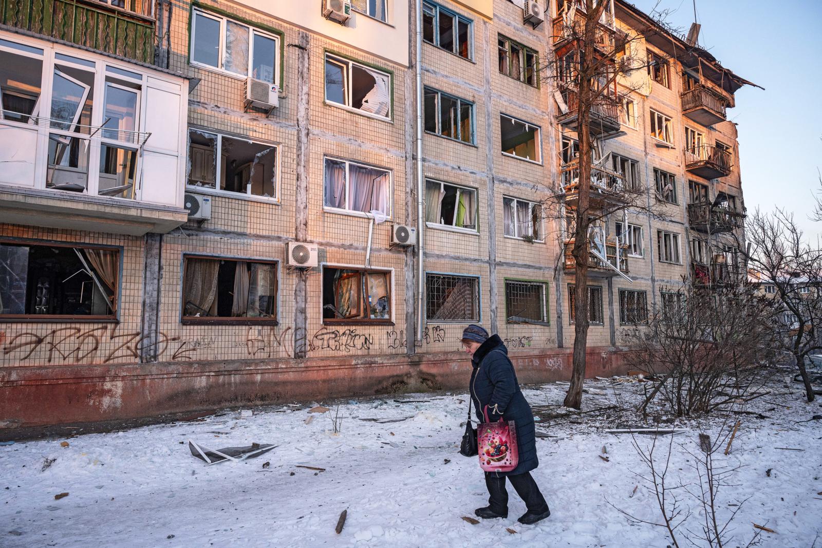 Frau, Ruine, Ukraine