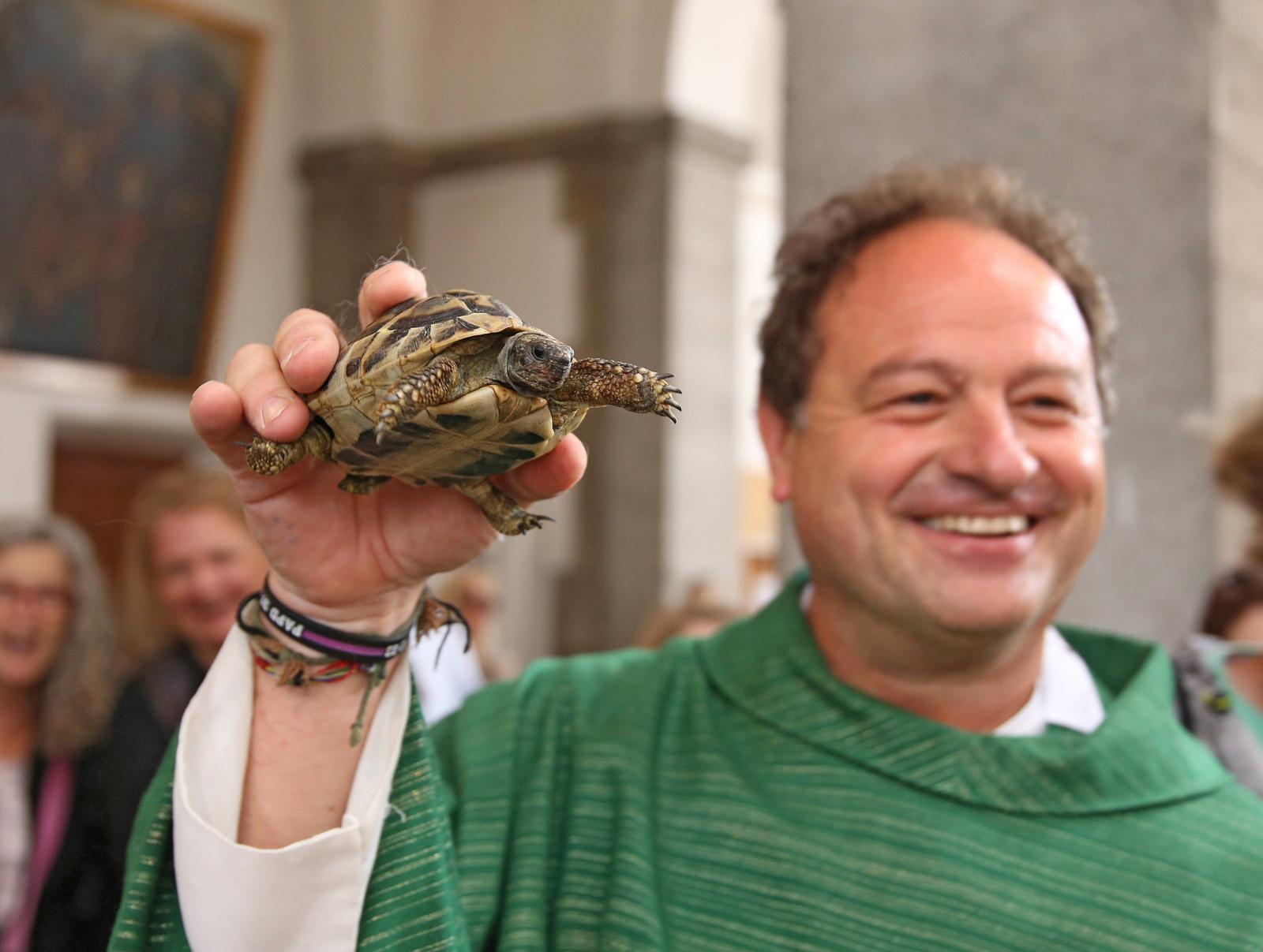 Pfarrer Schießler mit Schildkröte