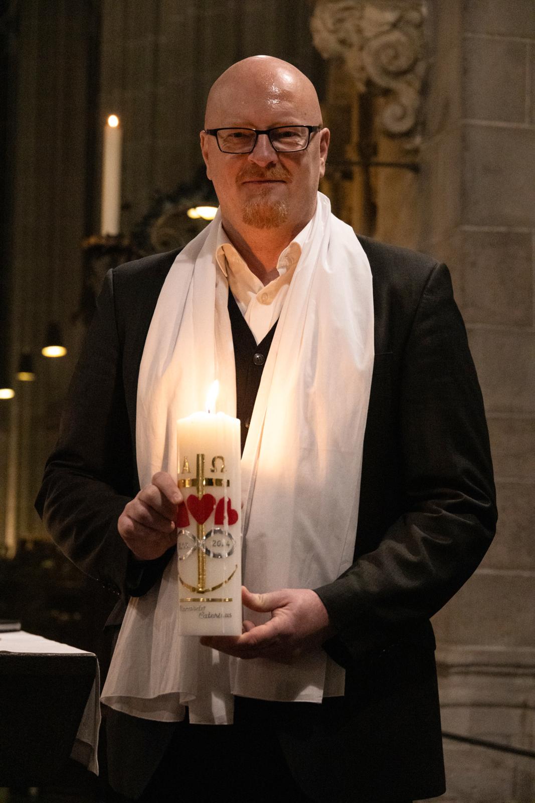Riccardo Wagner mit seiner Taufkerze