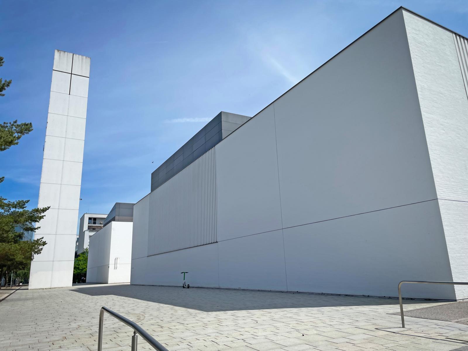 In München teilen sich katholische und evangelische Nachbarn einen Kirchturm.