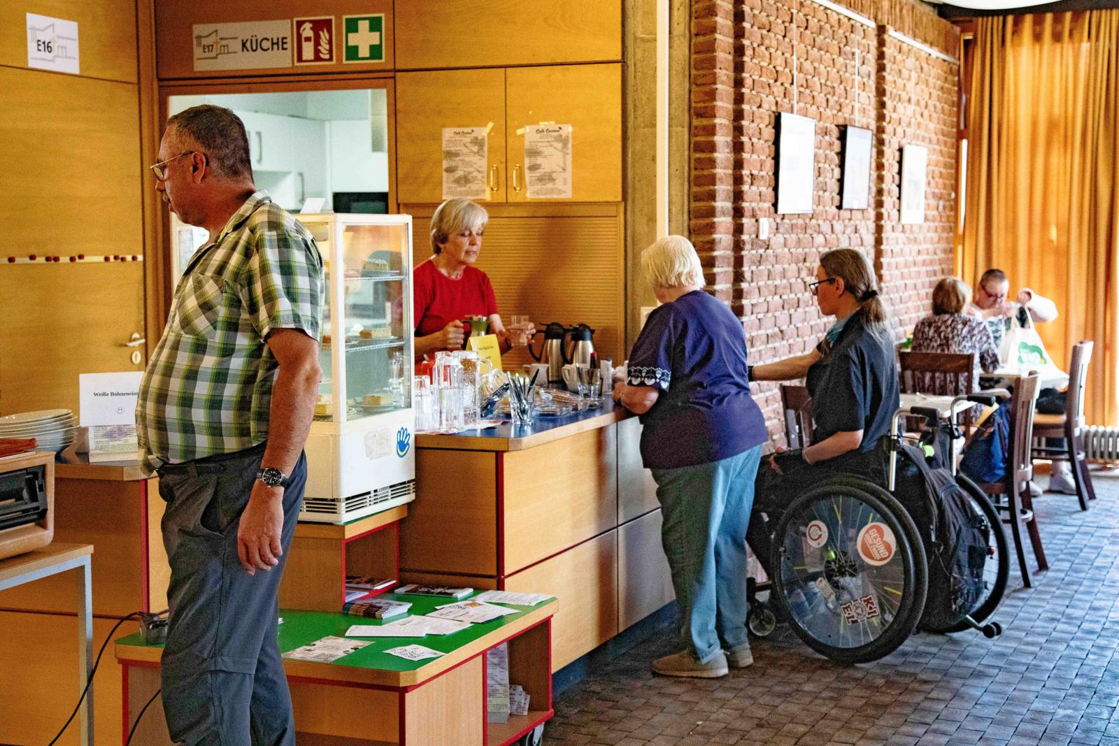 Im Ökumenischen Zentrum in Lüneburg ist Gemeinschaft wichtig, etwa beim Mittage