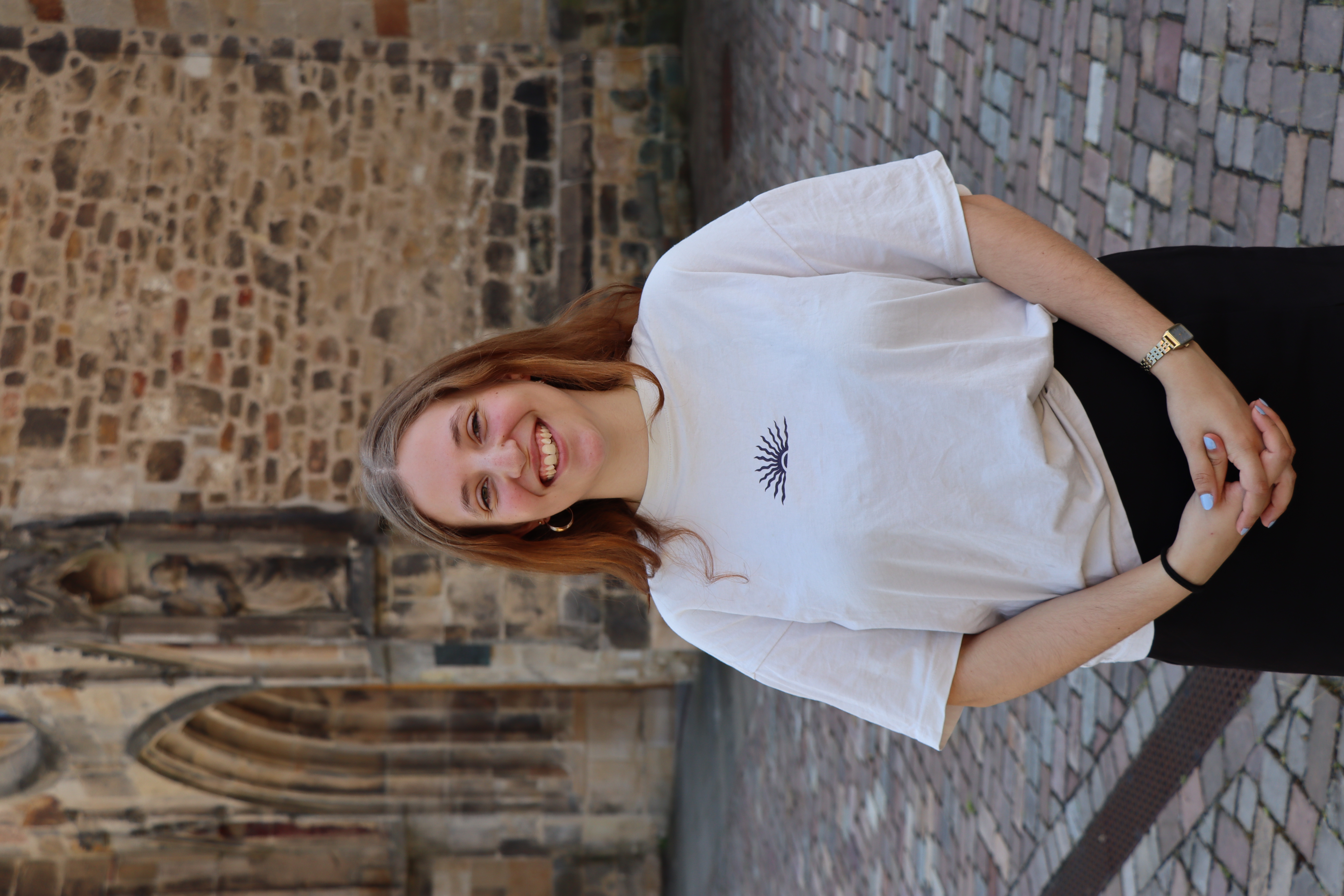 eine junge frau vor dem hildesheimer dom