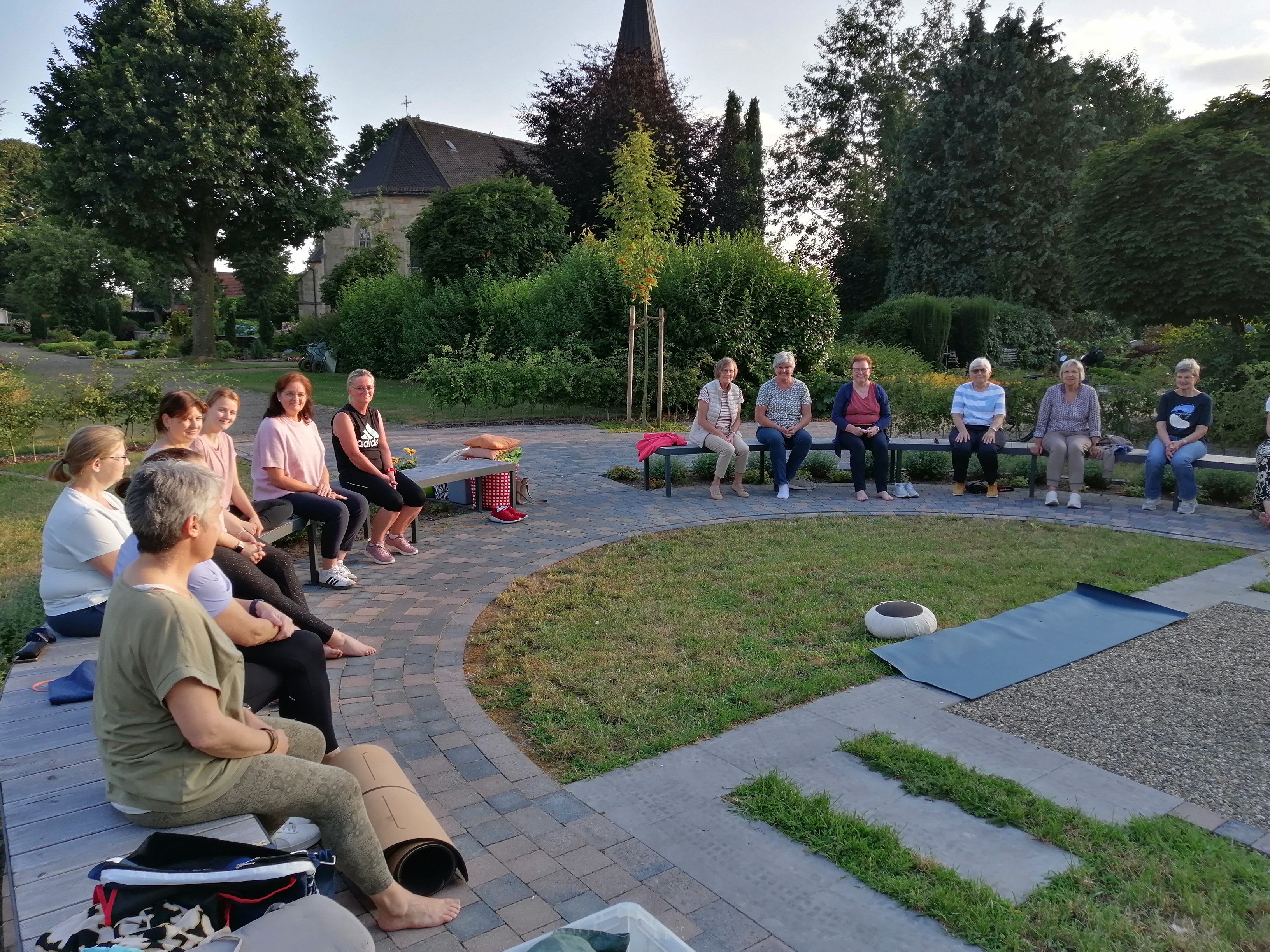 Frauen im Halbkreis