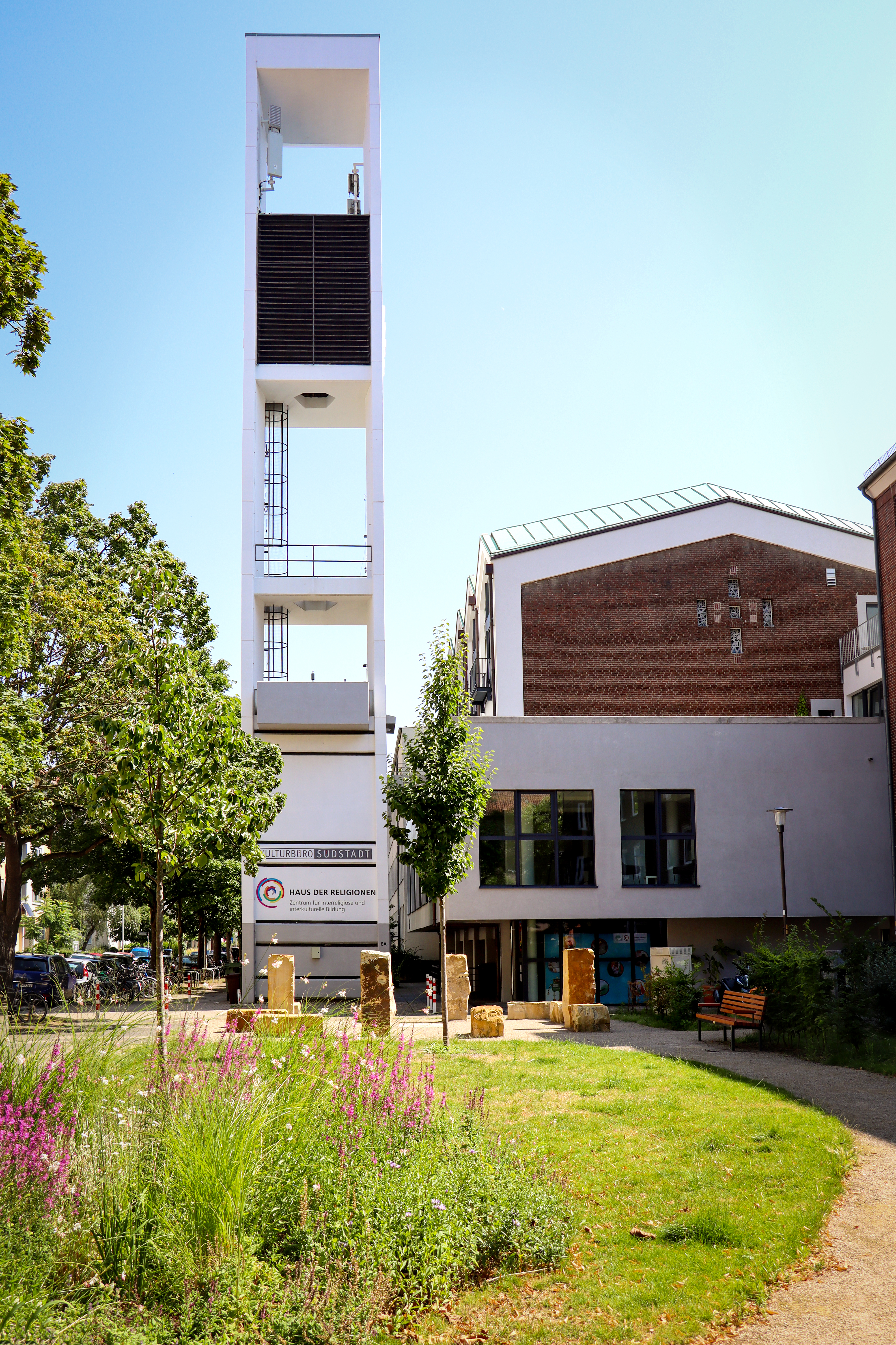 Die ehemalige evangelische Kirche ist nun das Haus der Religionen