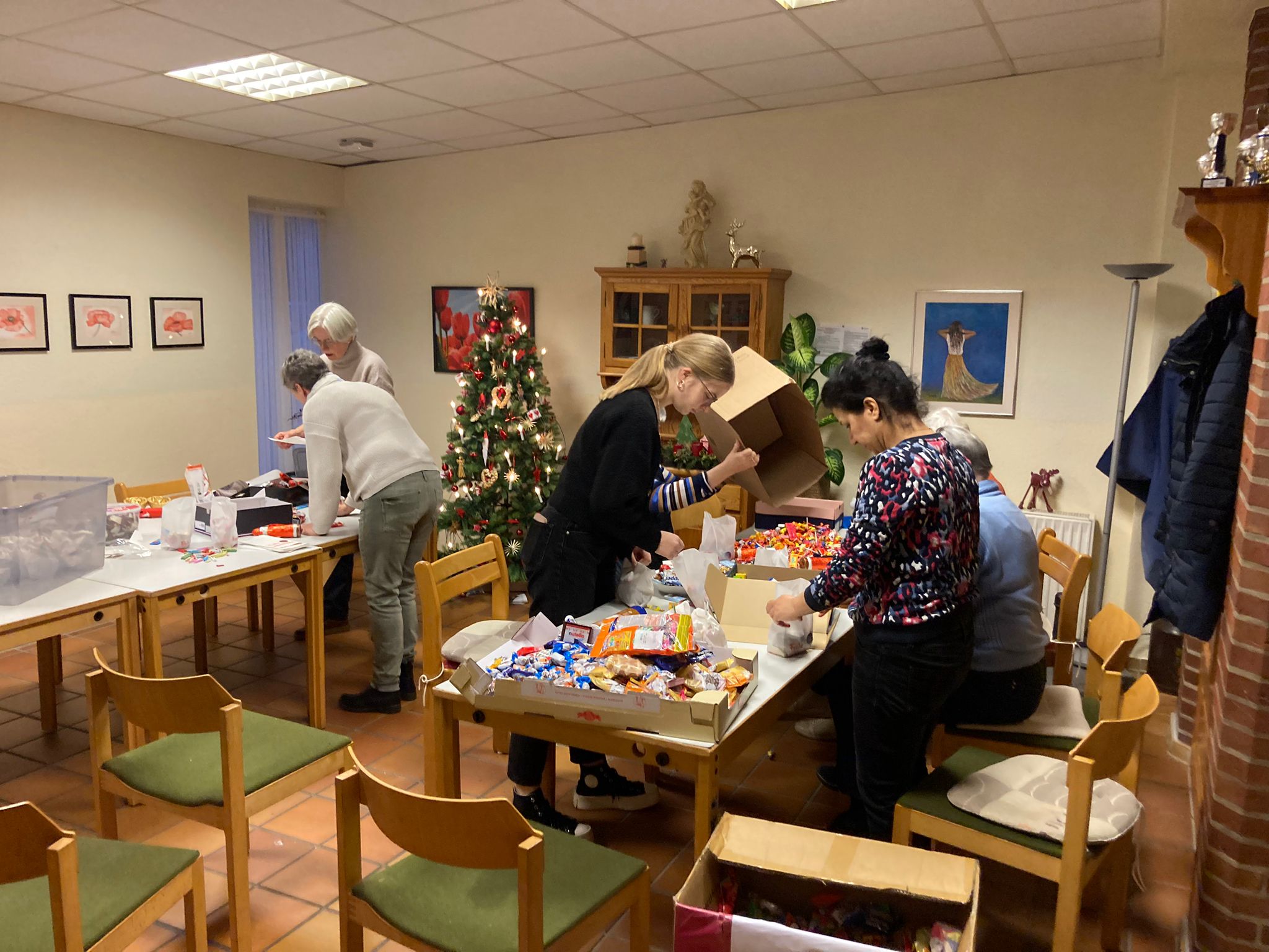 Frauen packen Geschenke ein