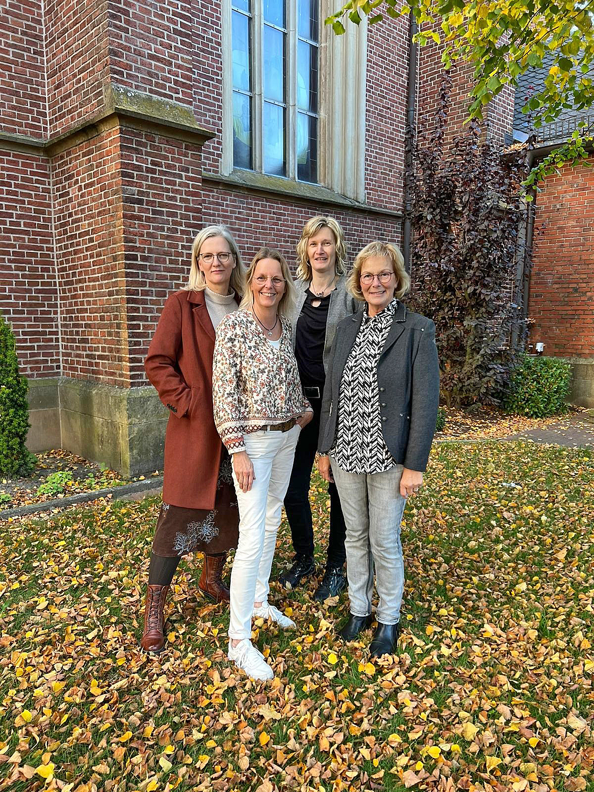 Vier Frauen stehen vor einer Kirche