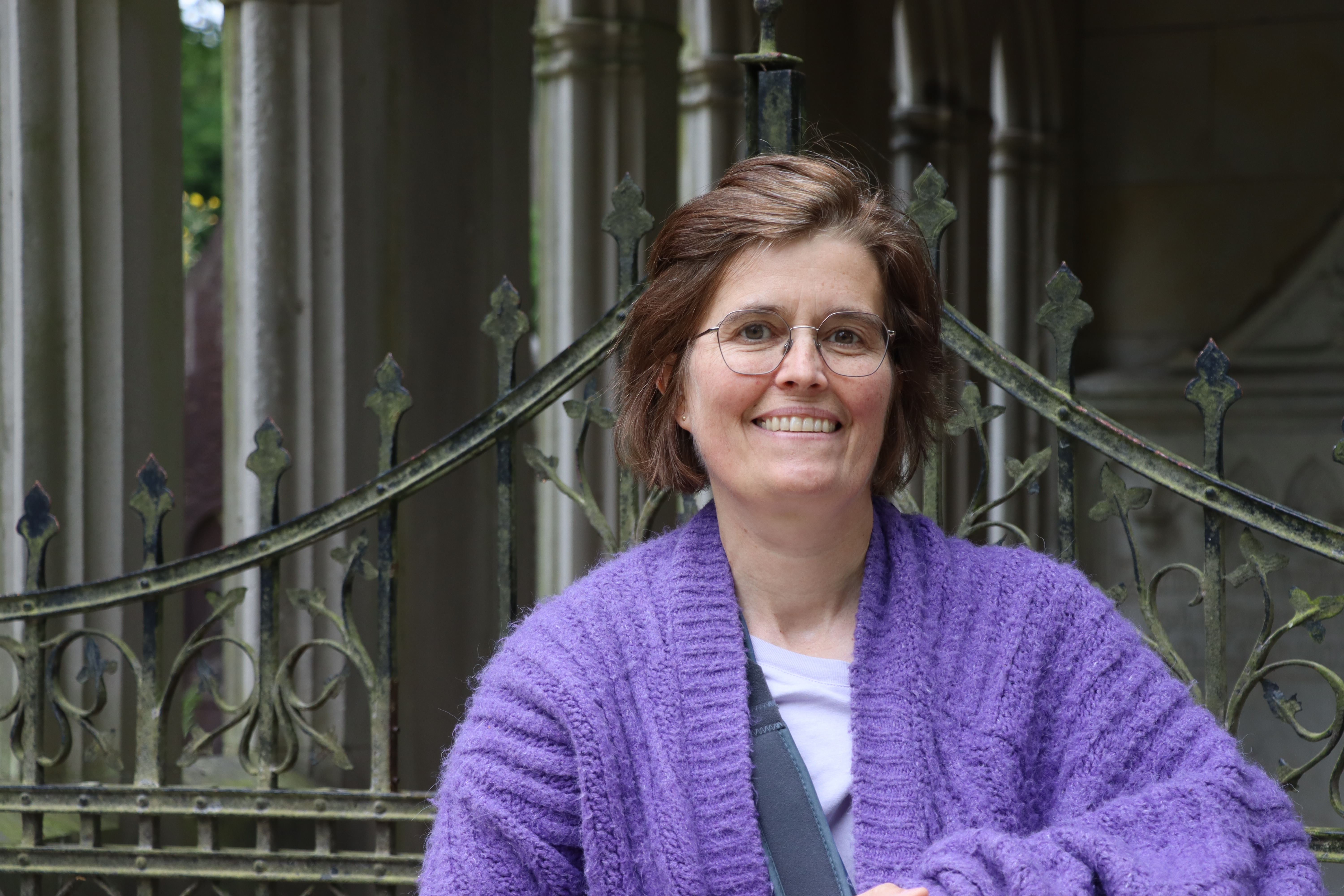 Eva Güse auf historischem Friedhof. Im Hintergrund ein Mausoleum. 