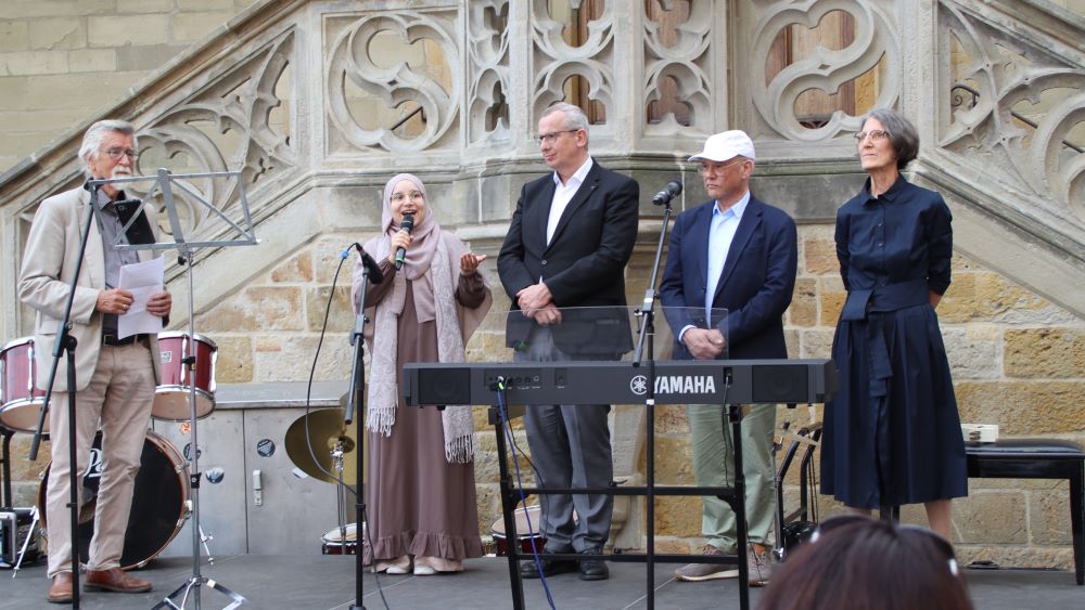 interreligiöse Veranstaltung vor dem Osnabrücker Rathaus