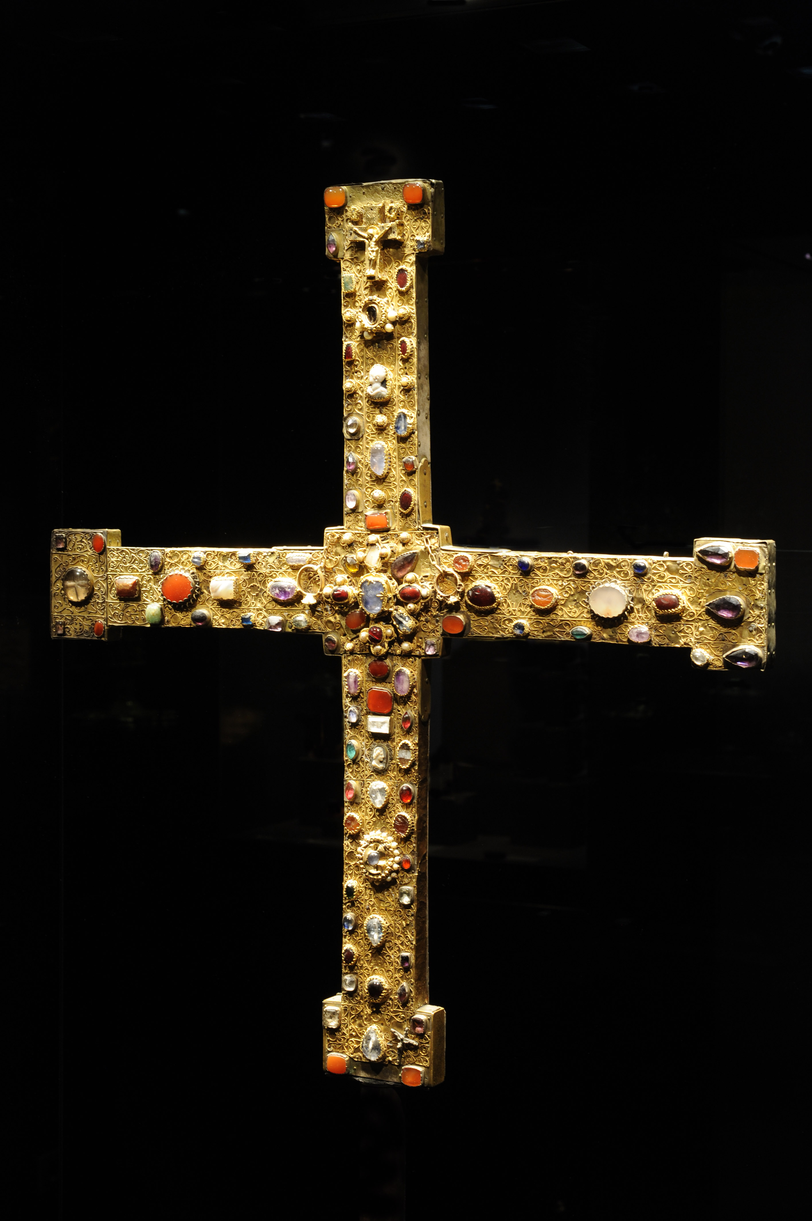 Goldenes Kreuz mit Edelsteinen und Perlen 