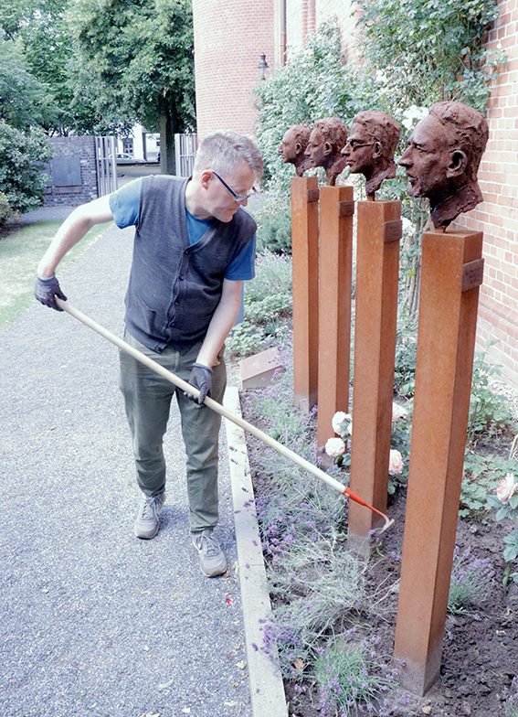 Jürgen Meyer beim Gärtnern auf dem Domherrenfriedhof.