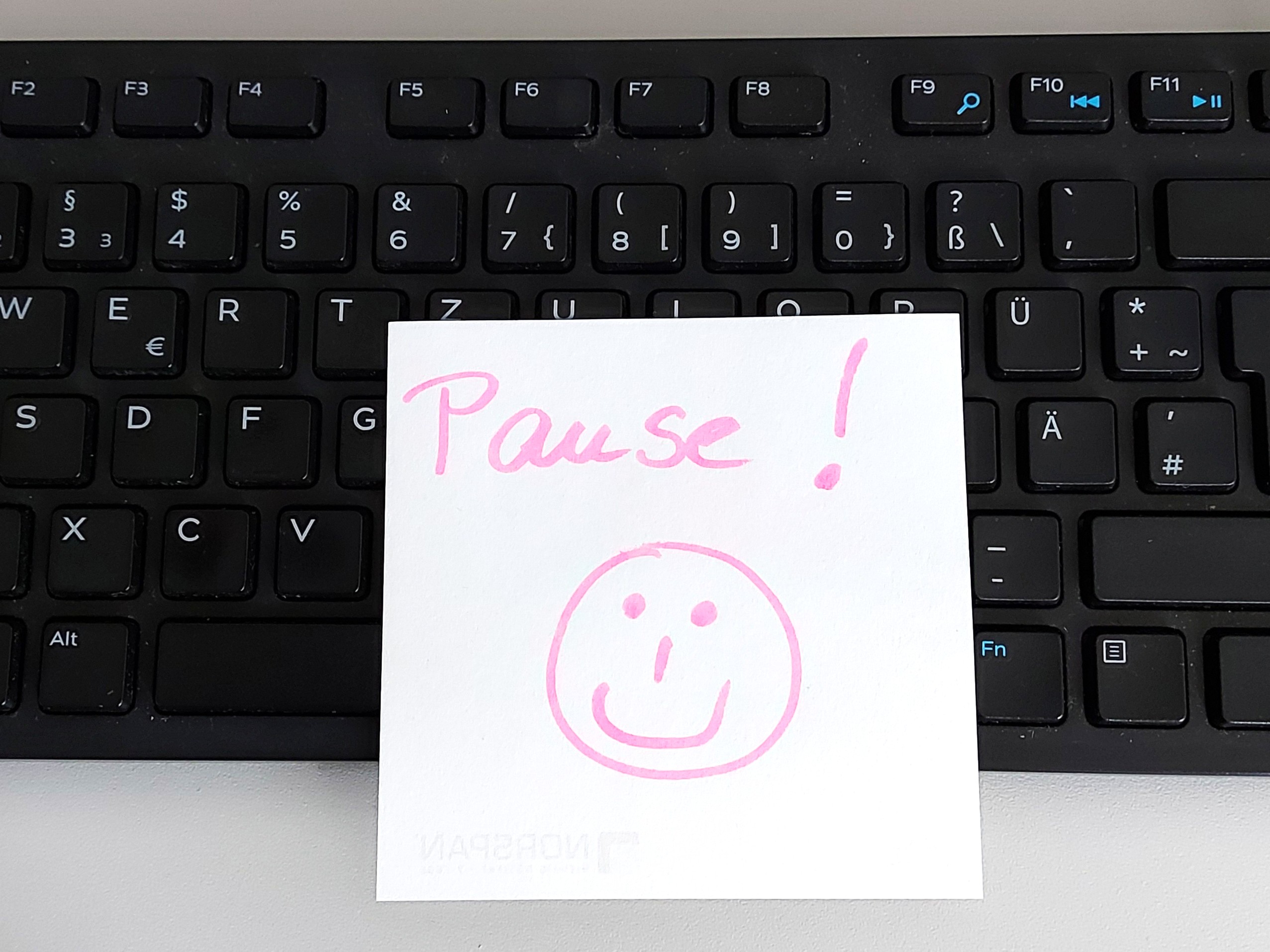 Zettel auf Computertastatur