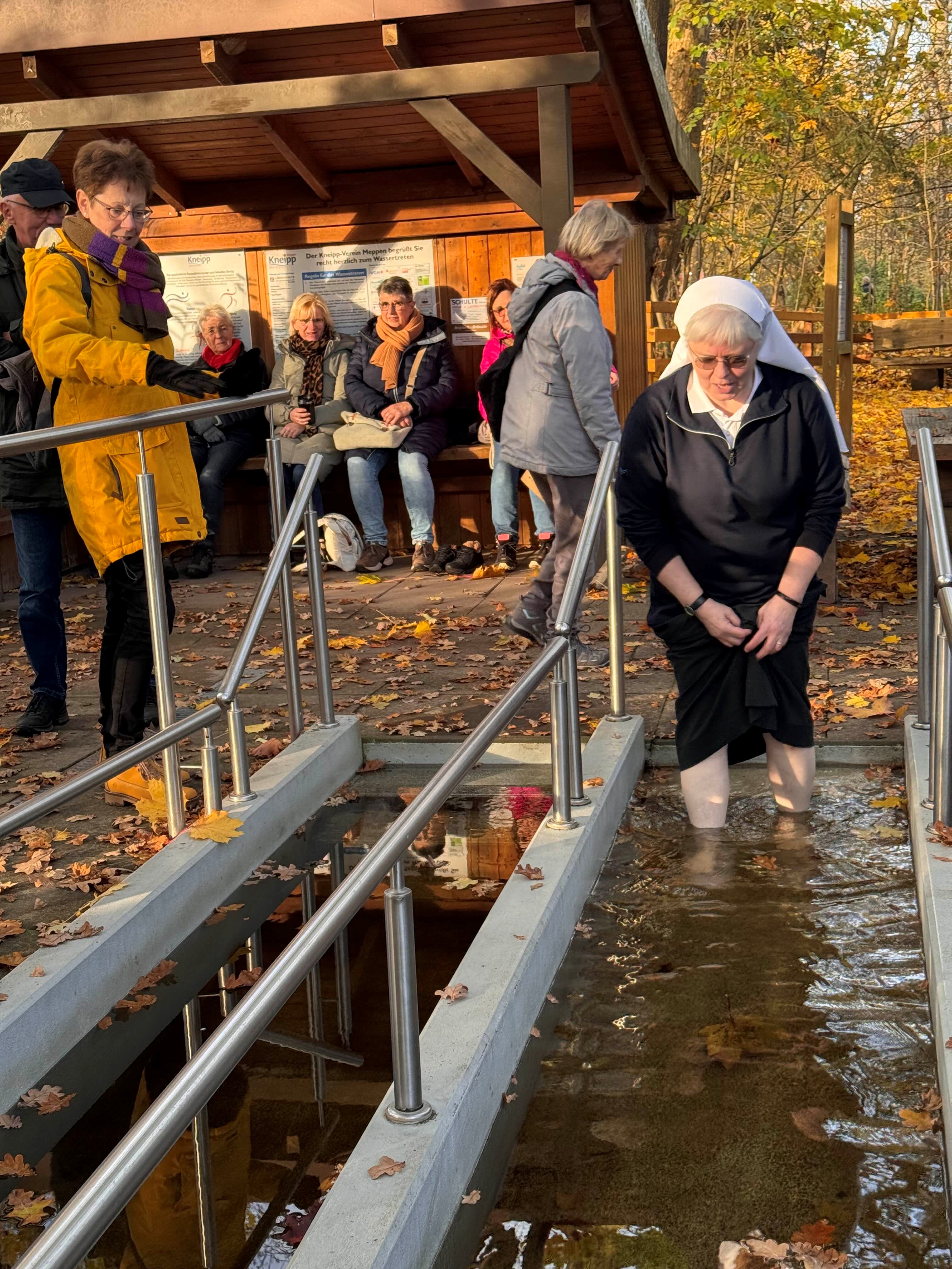 eine Ordensfrau im Kneippbecken