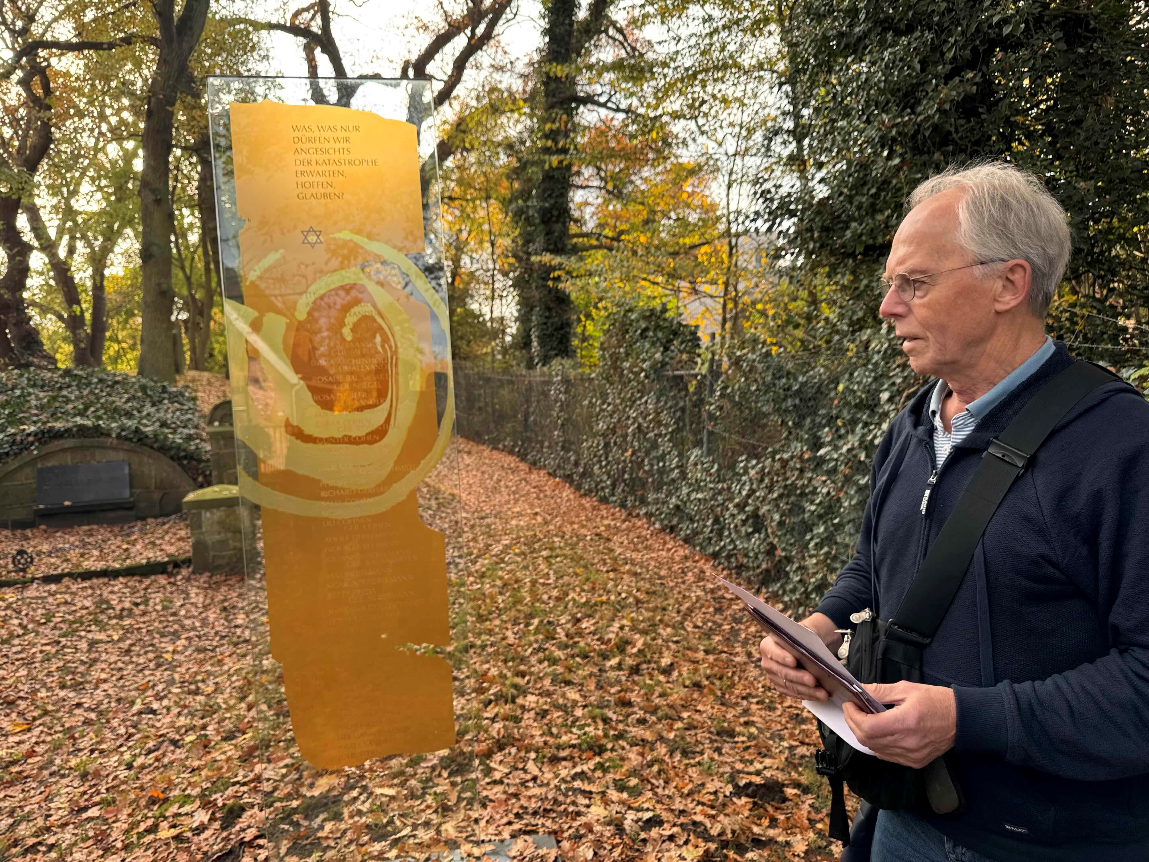 ein Mann vor einer Stele