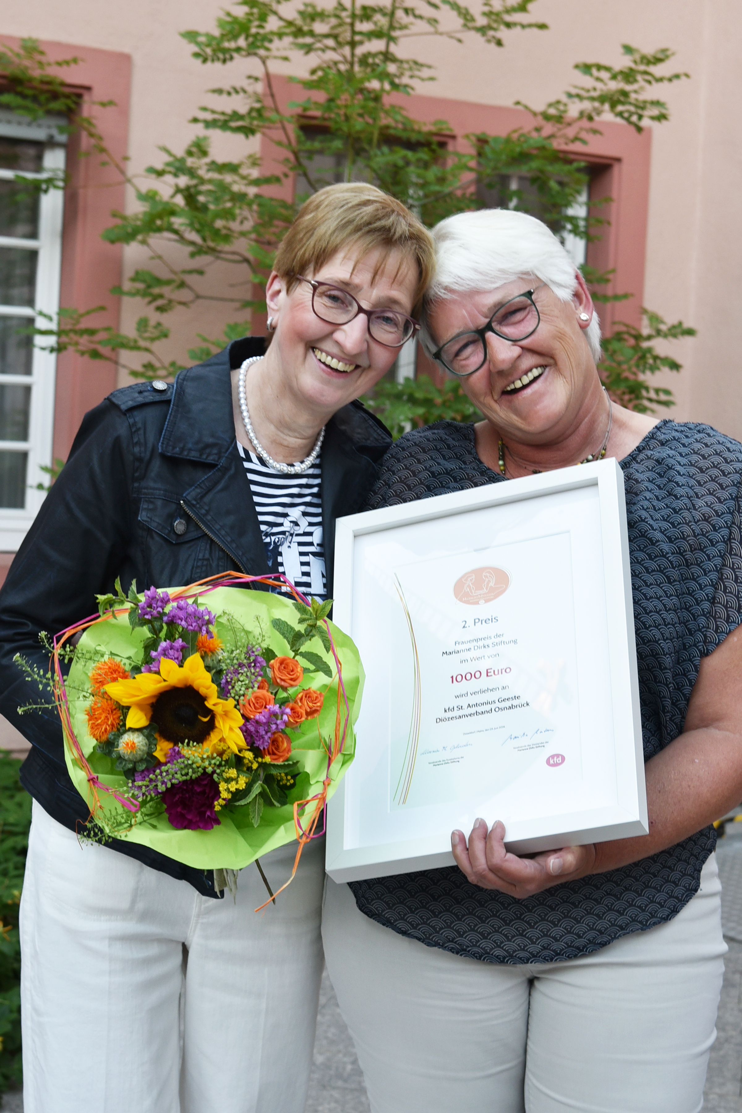 zwei Frauen mit Urkunde