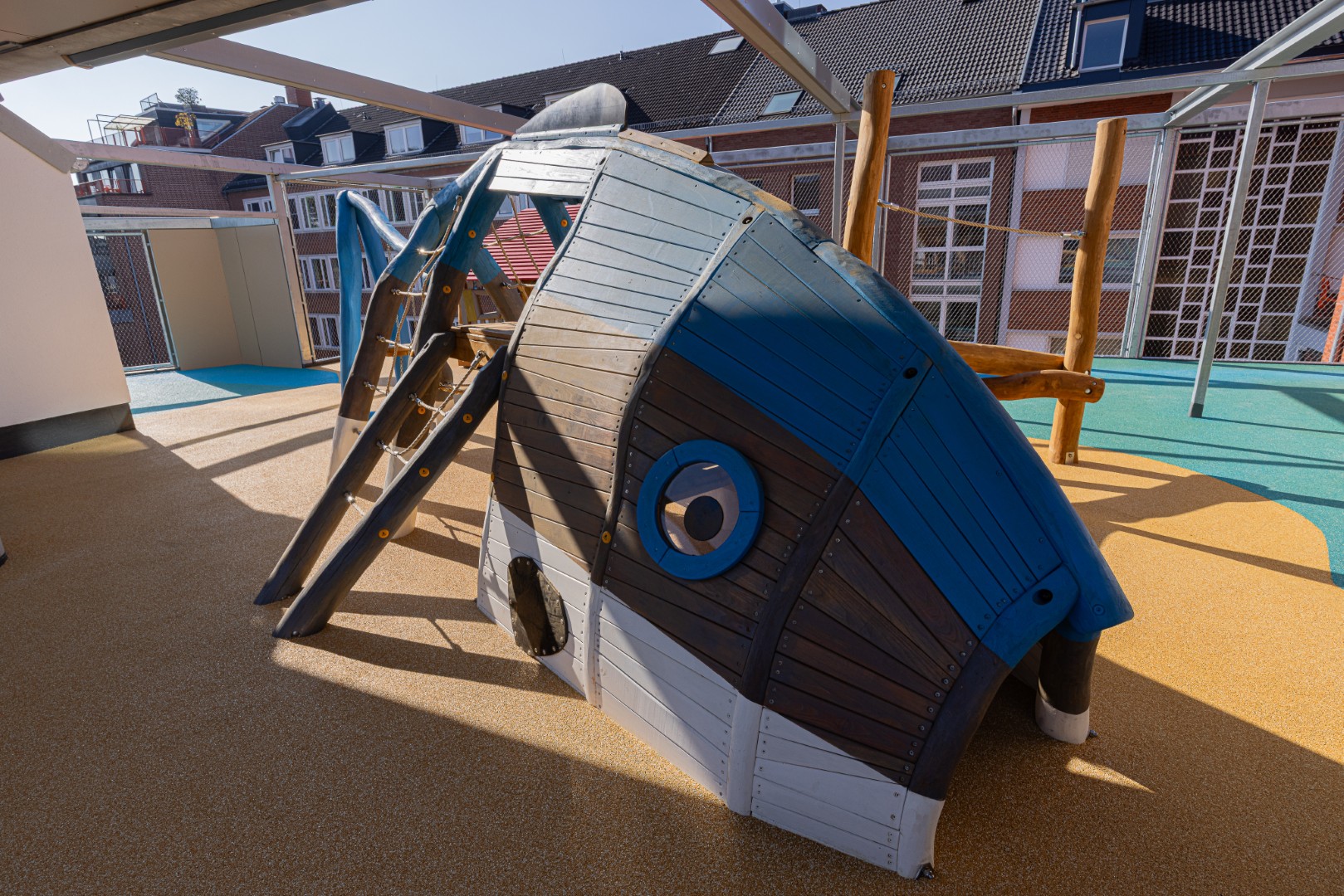 Ein Spielgerät auf dem Dach