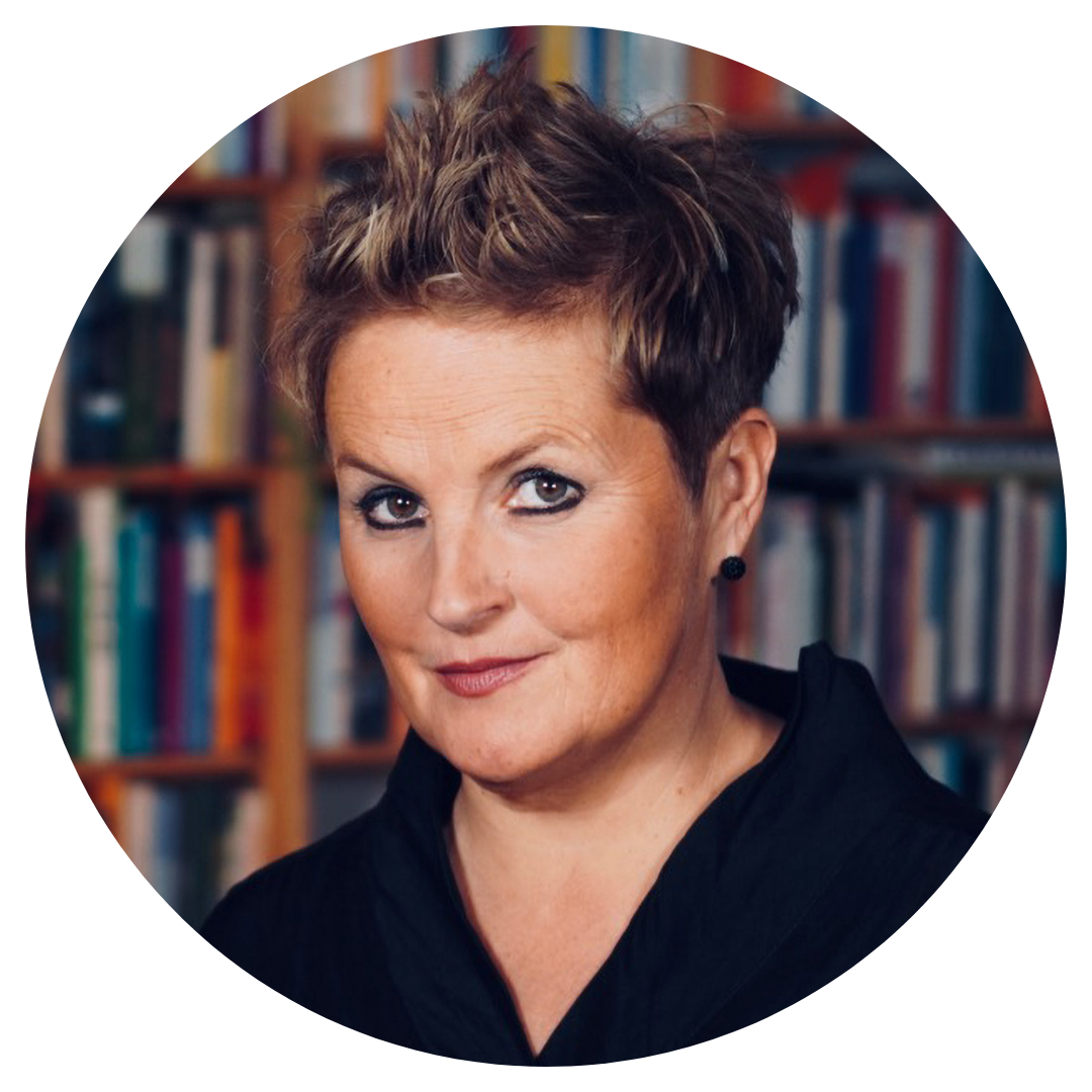 Bild einer Frau vor einer Bücherwand