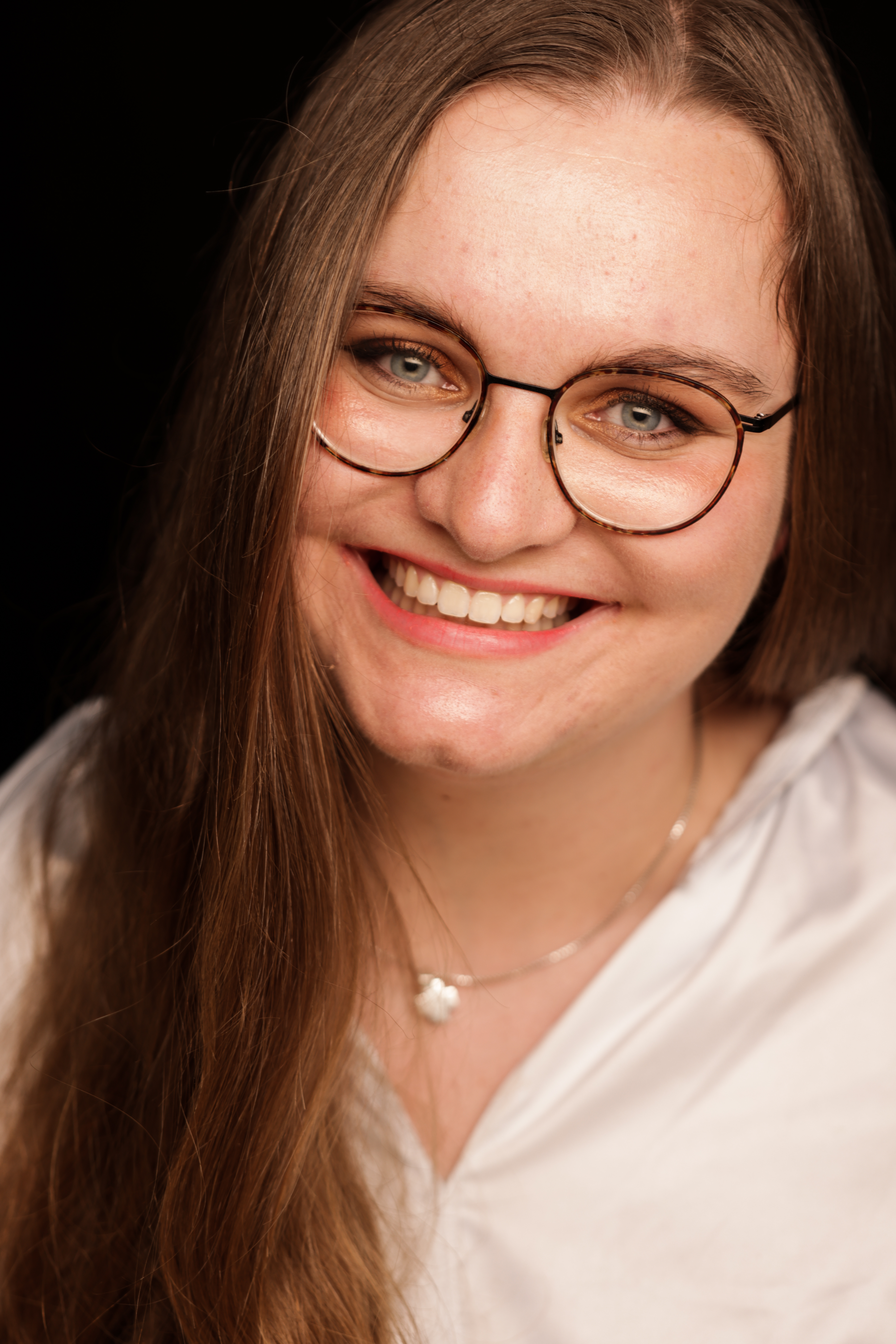 eine Frau mit Brille