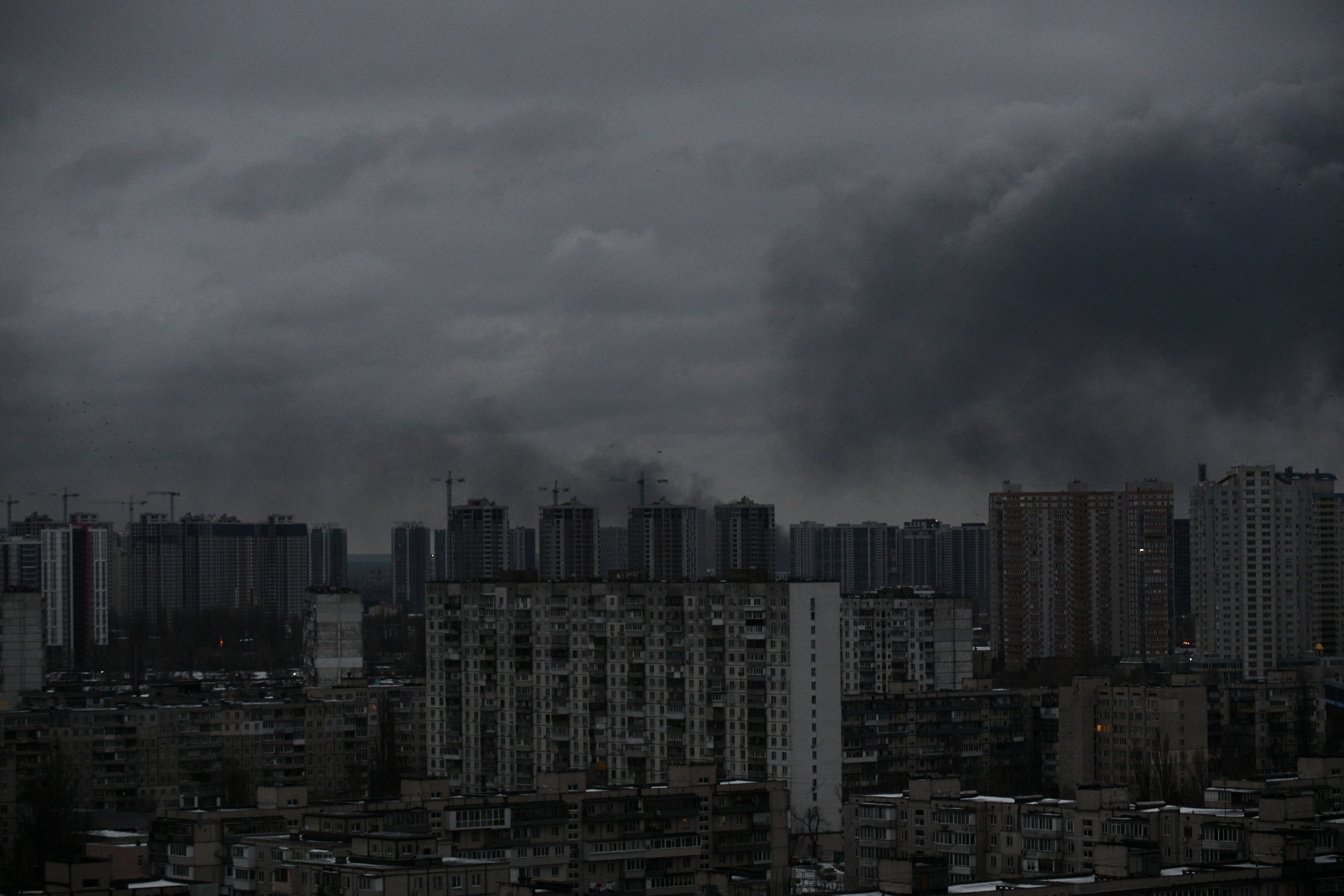 Kiew bei Nacht, Rauch steigt in Wolken von dunklen Wolkenkratzern in den Himmel. Foto: imago/Evgen Kotenko Ukrinform ABACAPRESS 