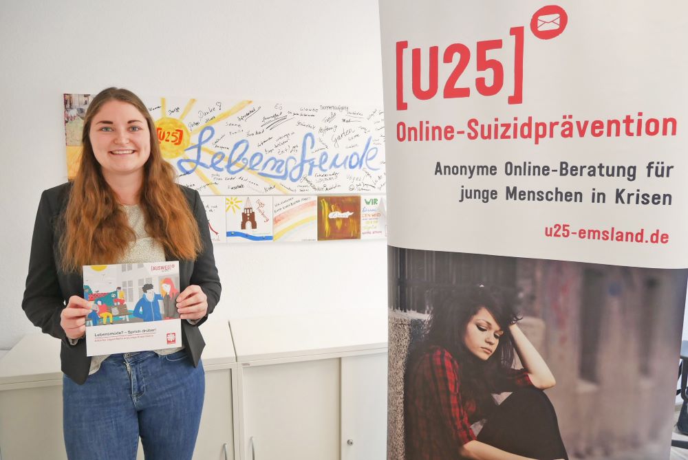 Frau vor Plakat zur Online-Suizidprävention