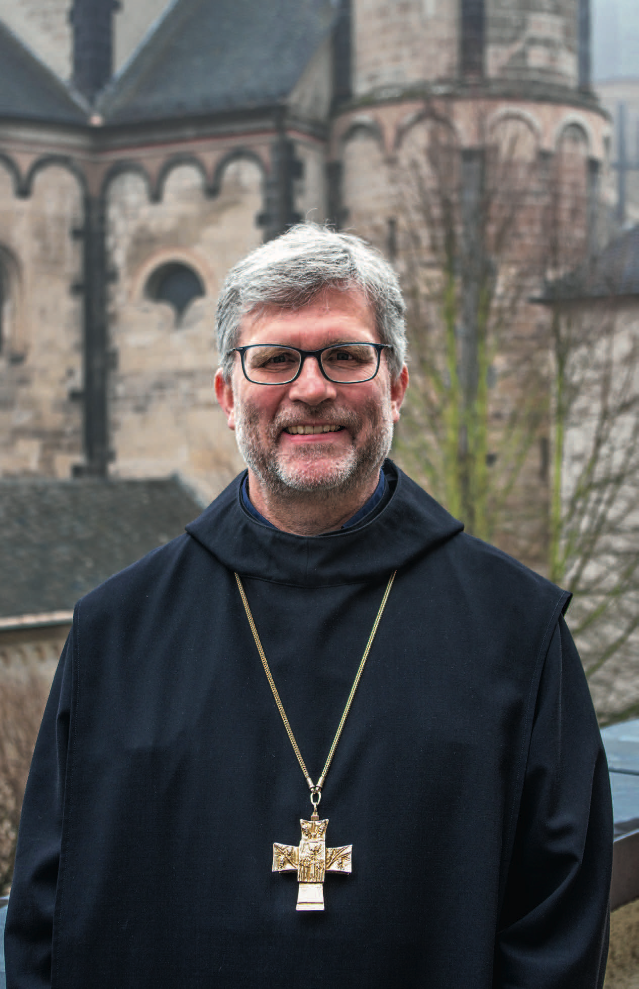 Ein Mann steht vor einem Kloster