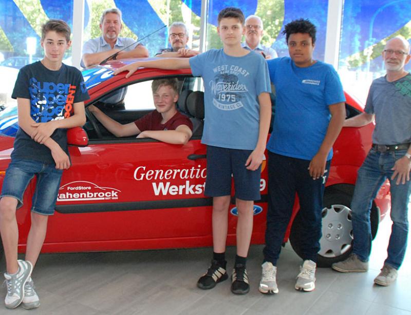 Schüler machen alten Ford Focus flott