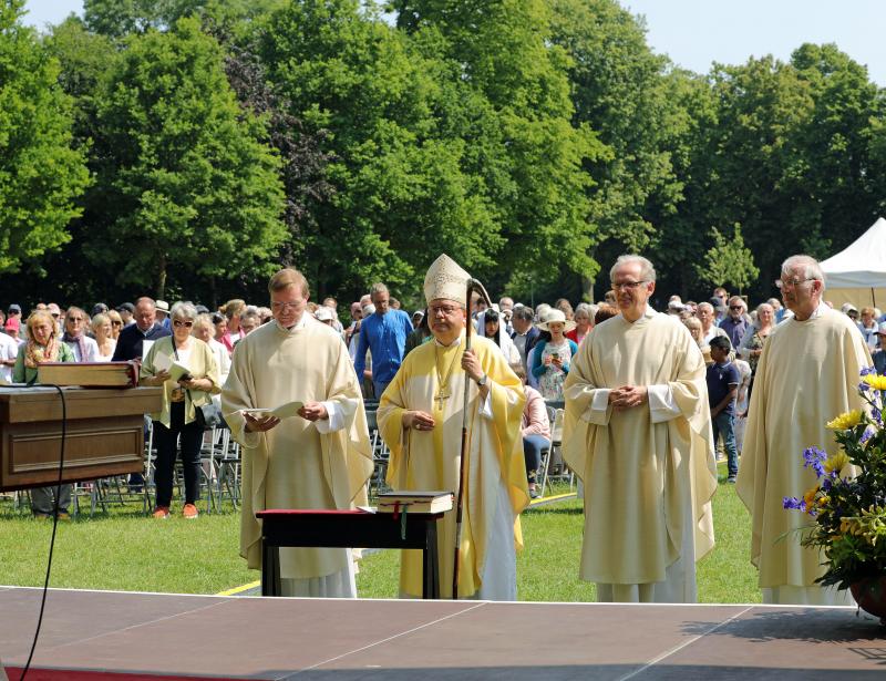 Katholiken feiern im Bürgerpark