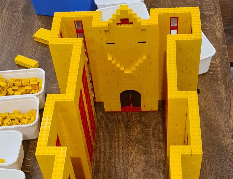 Mit Legosteinen an der Kirche bauen