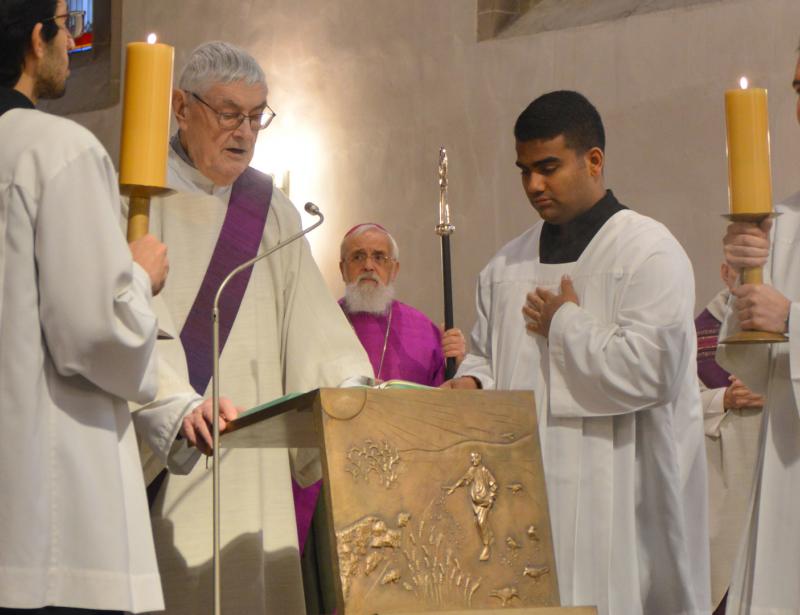 Verheiratet, geweiht, unter Leuten