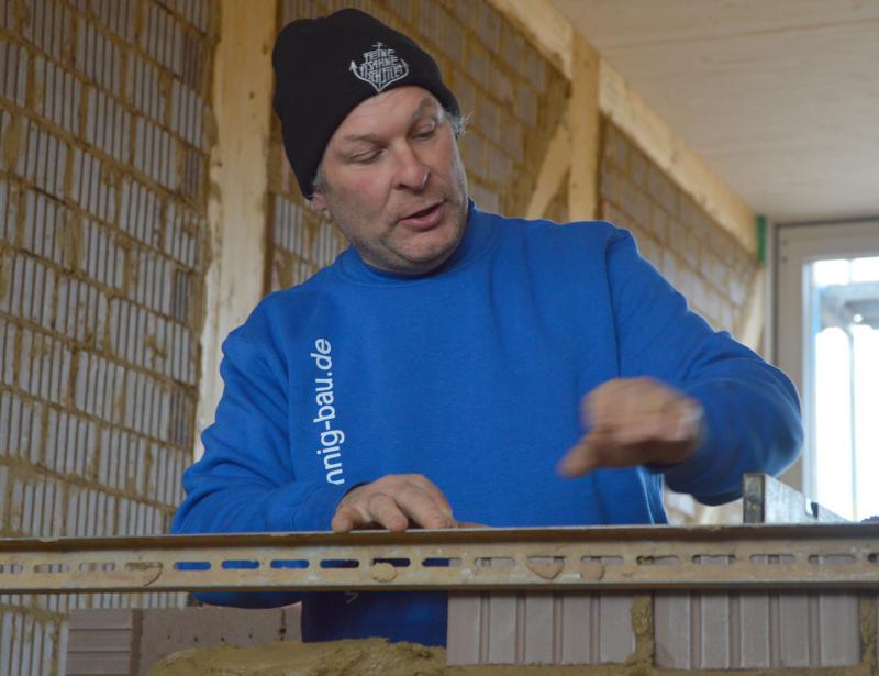 Ein Schulgebäude, das Kohlenstoffdioxid schluckt