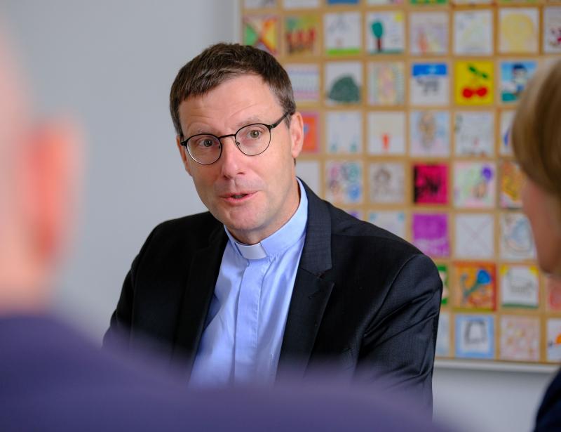 Unterwegs in großen Fußspuren