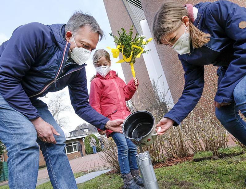 Die Kerze macht es hell für uns